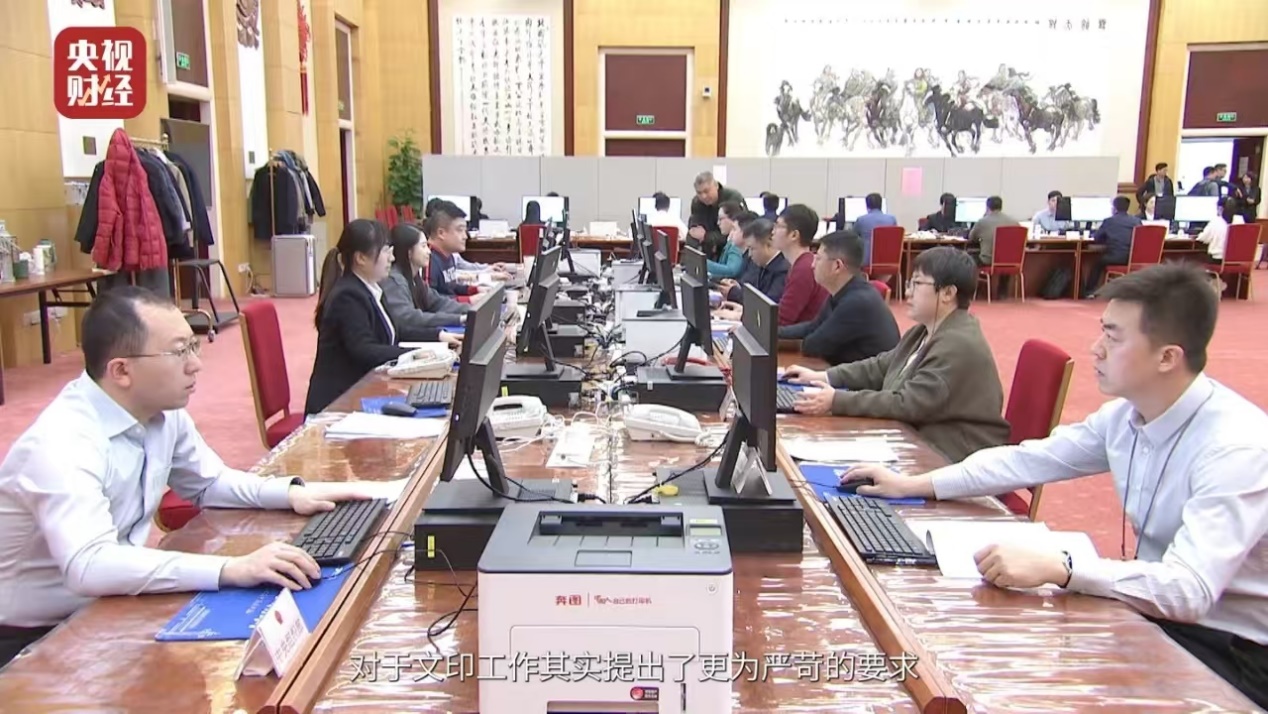 几个人在桌子边

AI 生成的内容可能不正确。